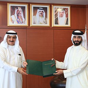 معالي الشيخ سلمان بن عبدالله آل خليفة يستقبل الرائد الدكتور أحمد علي المطوع 