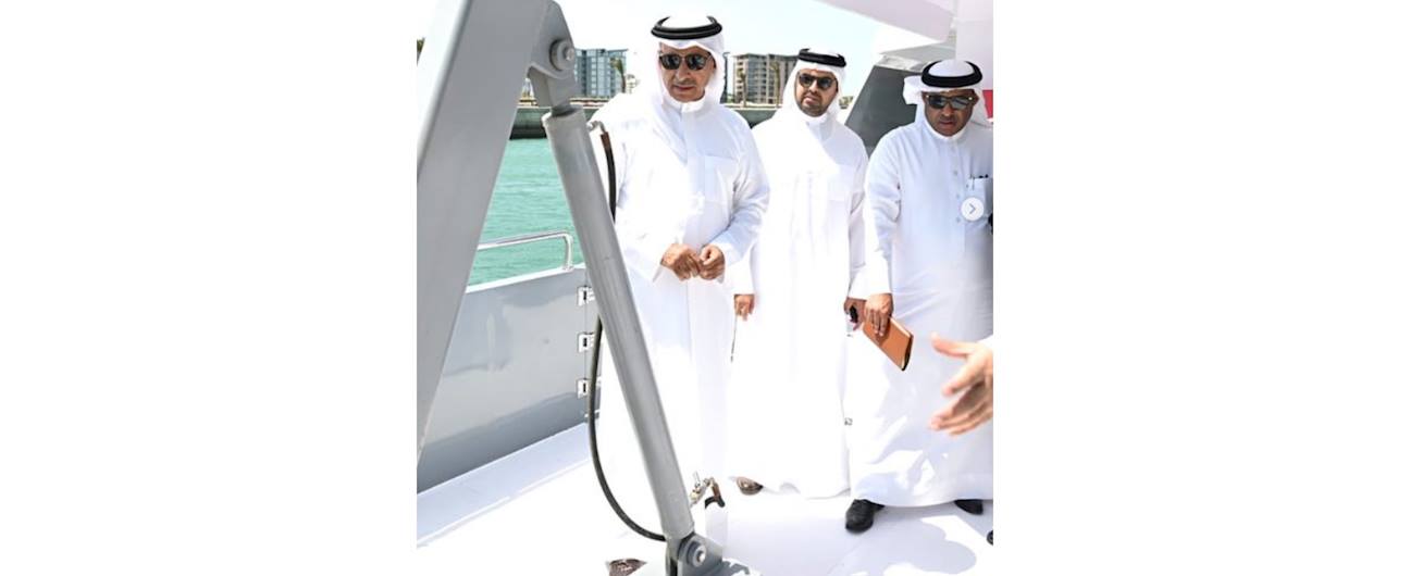The President of the Survey and Land Registration Bureau and the Minister of Works pay a visit to the Survey Vessel 2050.