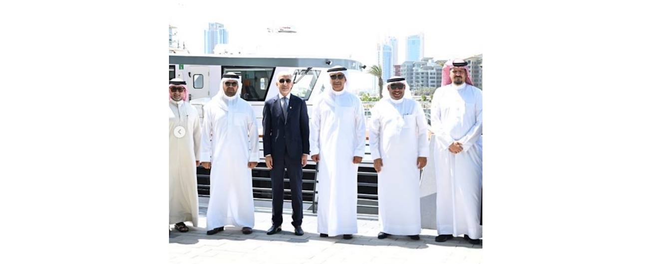 The President of the Survey and Land Registration Bureau and the Minister of Works pay a visit to the Survey Vessel 2050.