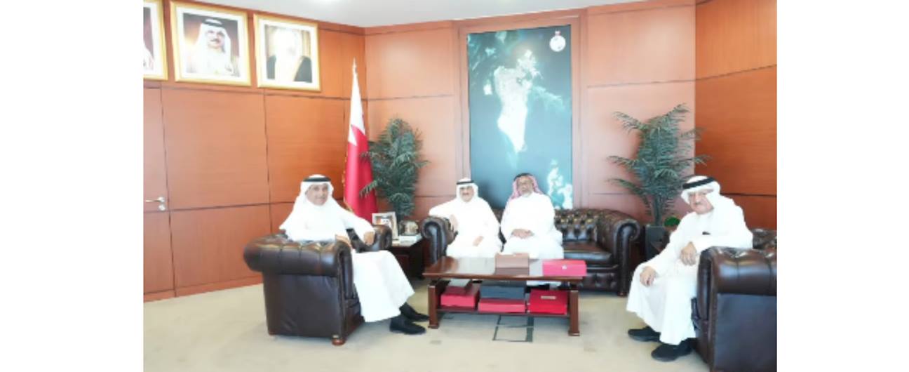 استقبل سعادة المهندس باسم بن يعقوب الحمر، رئيس جهاز المساحة والتسجيل العقاري وفد جمعية البحرين لرعاية الوالدين